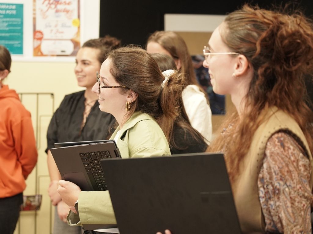 Etudiants en job dating avec leur CV à la rencontre des recruteurs