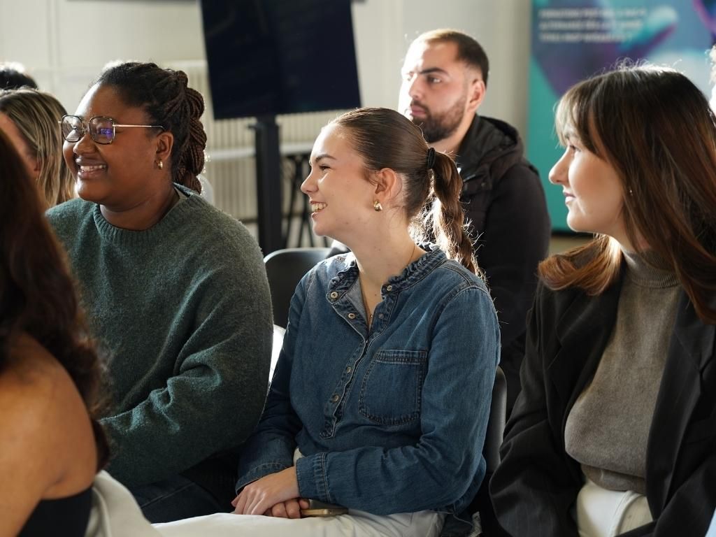 petit groupe d'étudiants de l'ESP en restitution