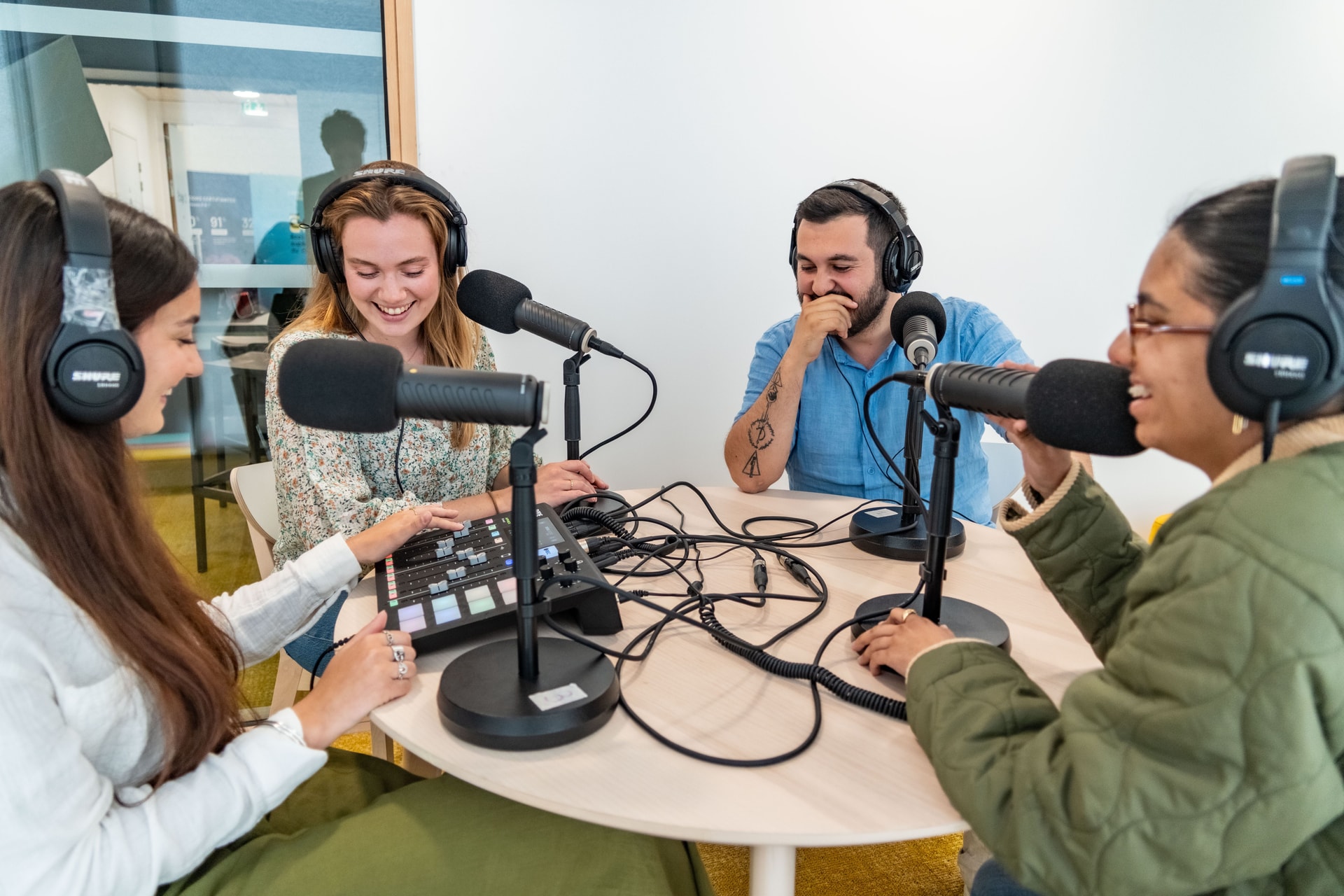 Les étudiants s'enregistrent pour un podcast.