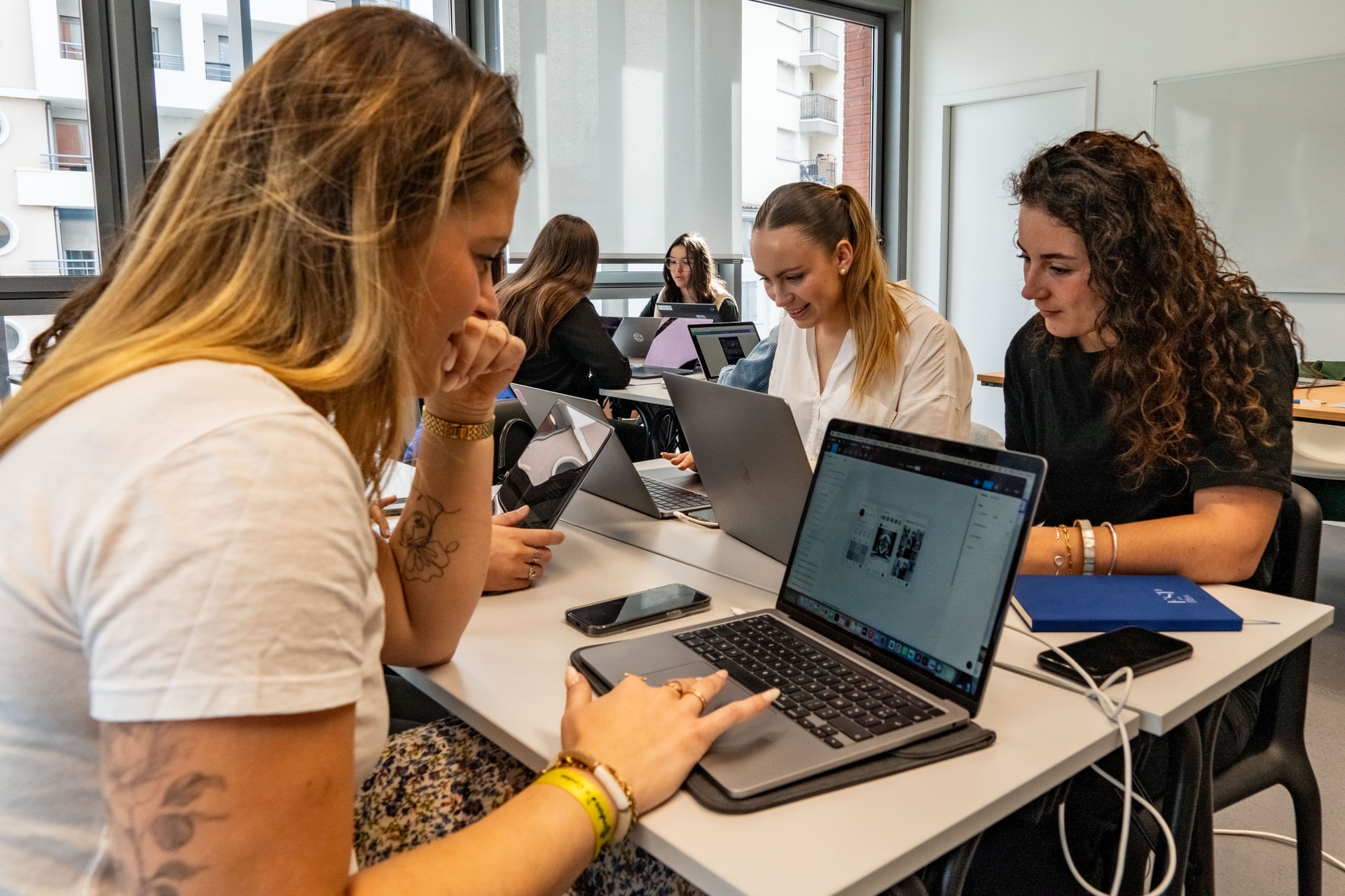 Nos étudiants travaillent en groupe en classe
