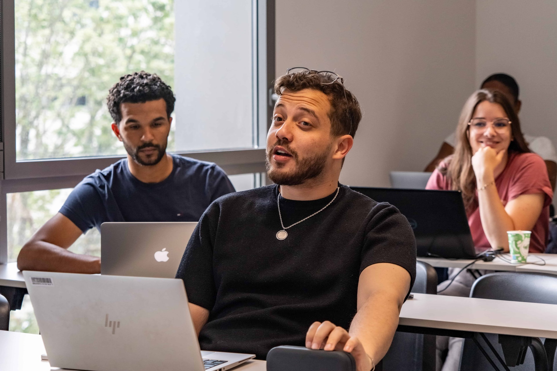 Les étudiants travaillent en classe
