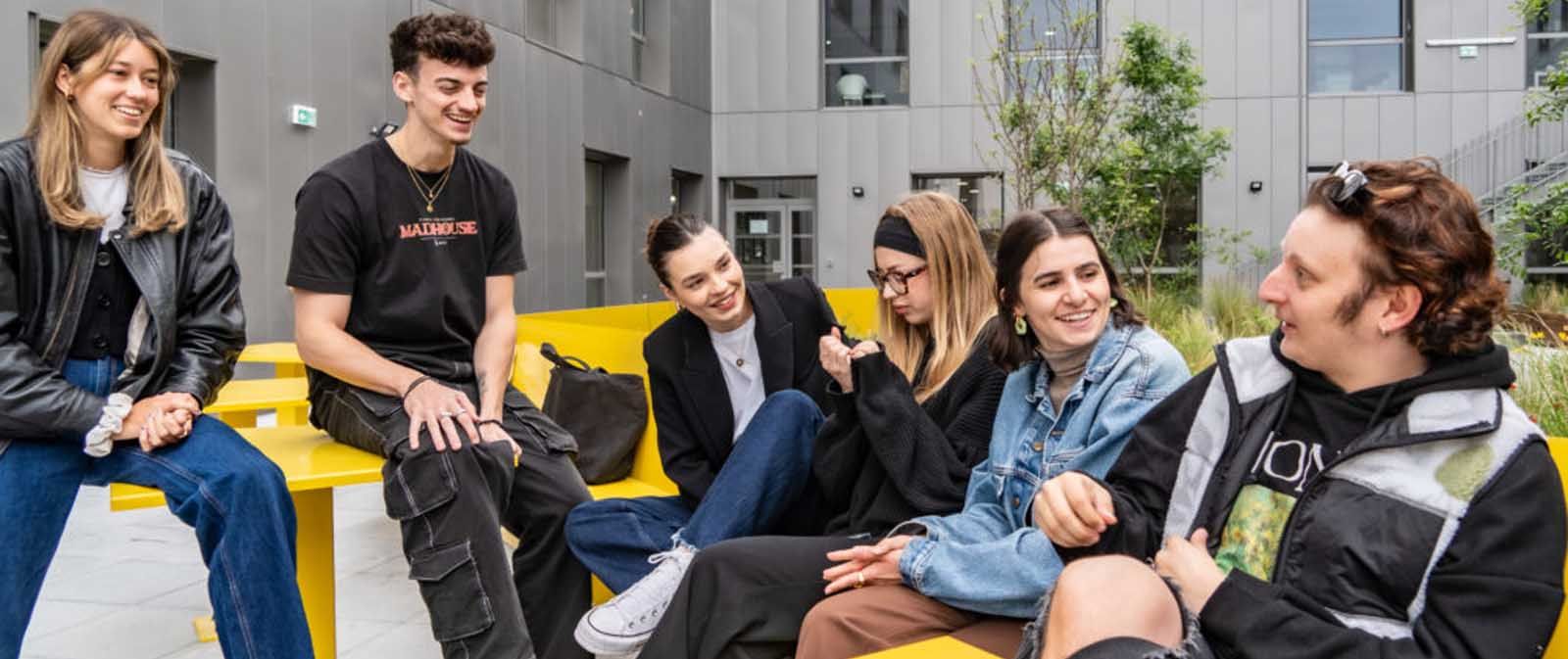 L'extérieur du campus toulousain, les étudiants en pause.