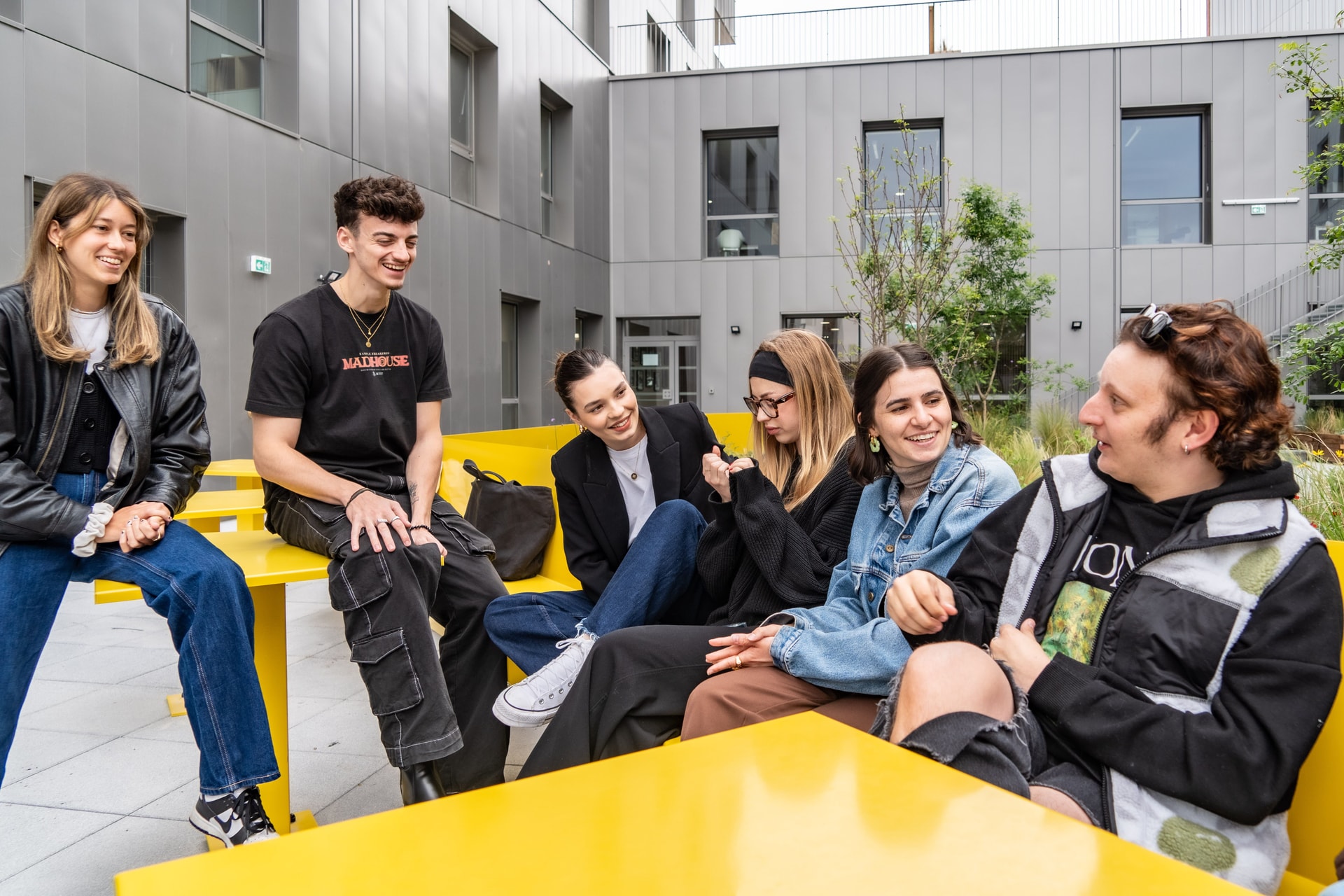 Les étudiant en pause à l'extérieur