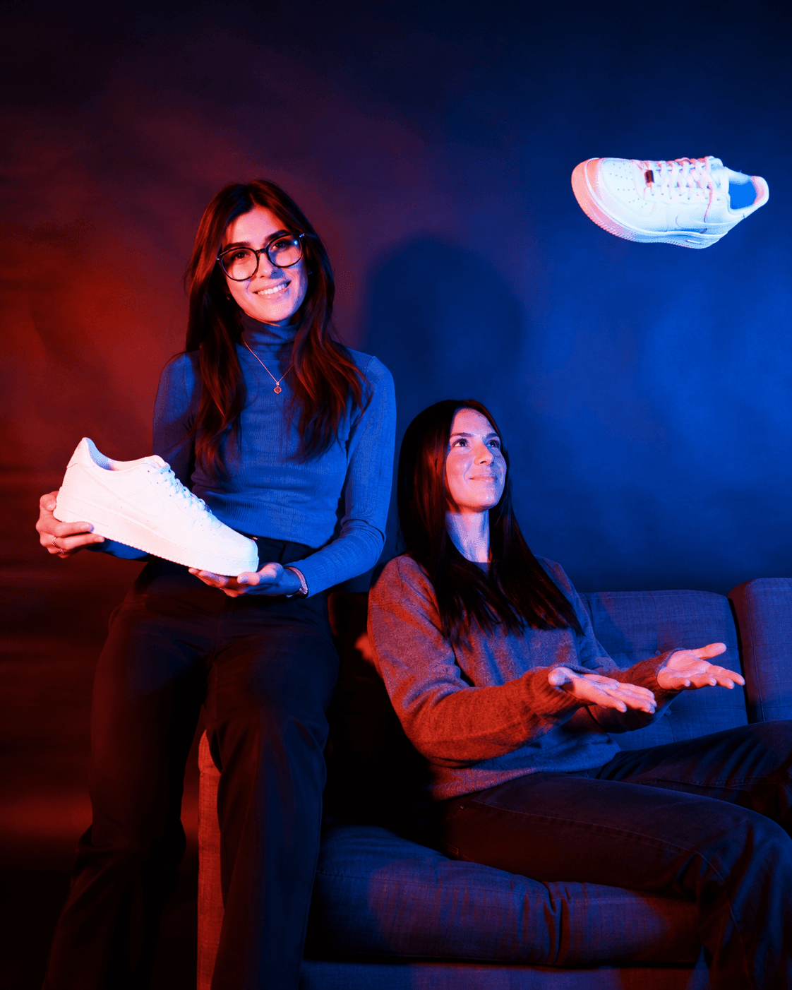 2 lycéennes en stage d'orientation à l'ESP travaillant autour d'une paire de sneakers