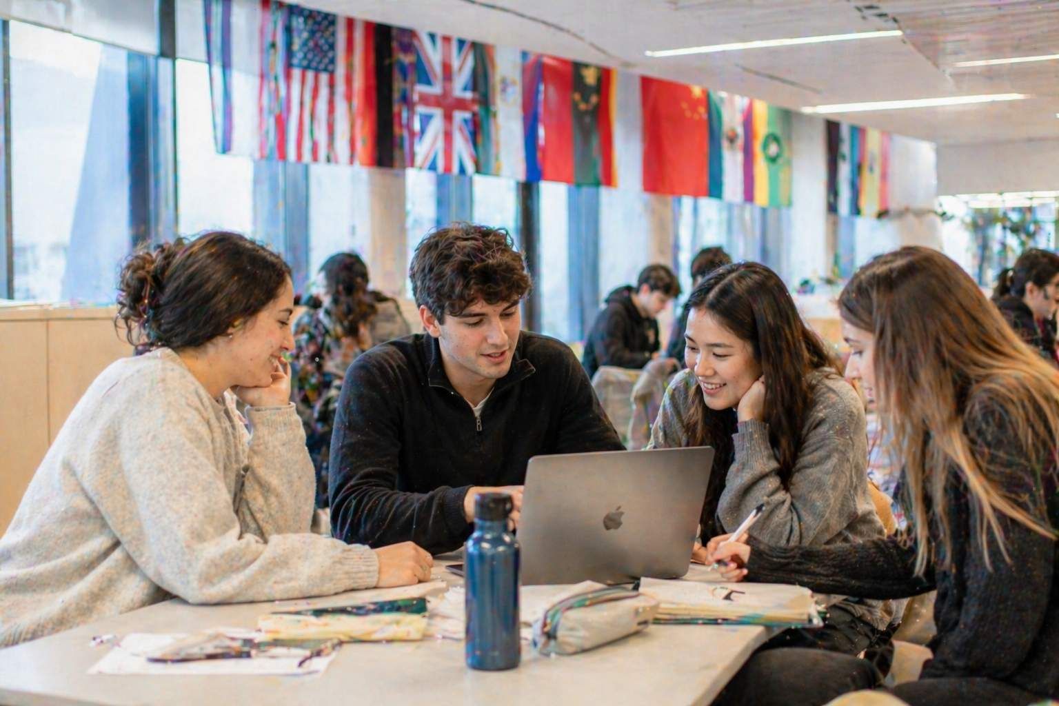 Groupe d'étudiants en Bachelor International en plein brainstorming