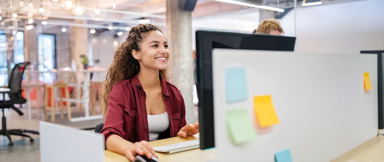 Une chargé de clientèle en agence