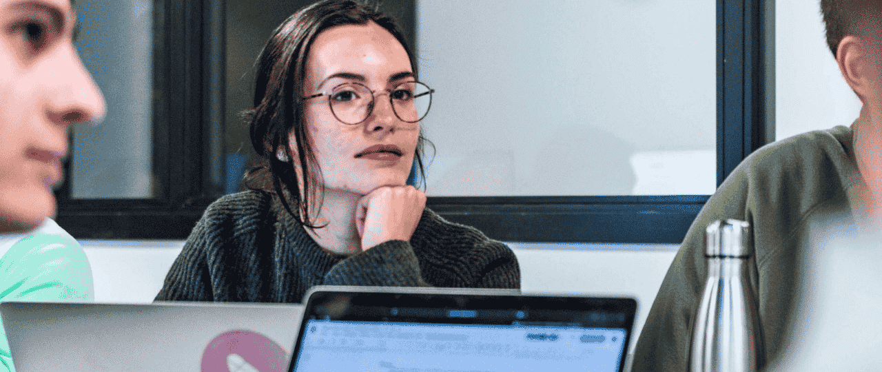 Des personnes qui travaillent