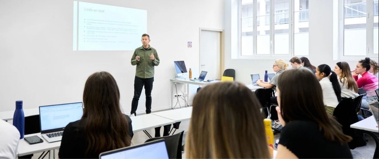 Intervant donnant cours sur scène face à des étudiants