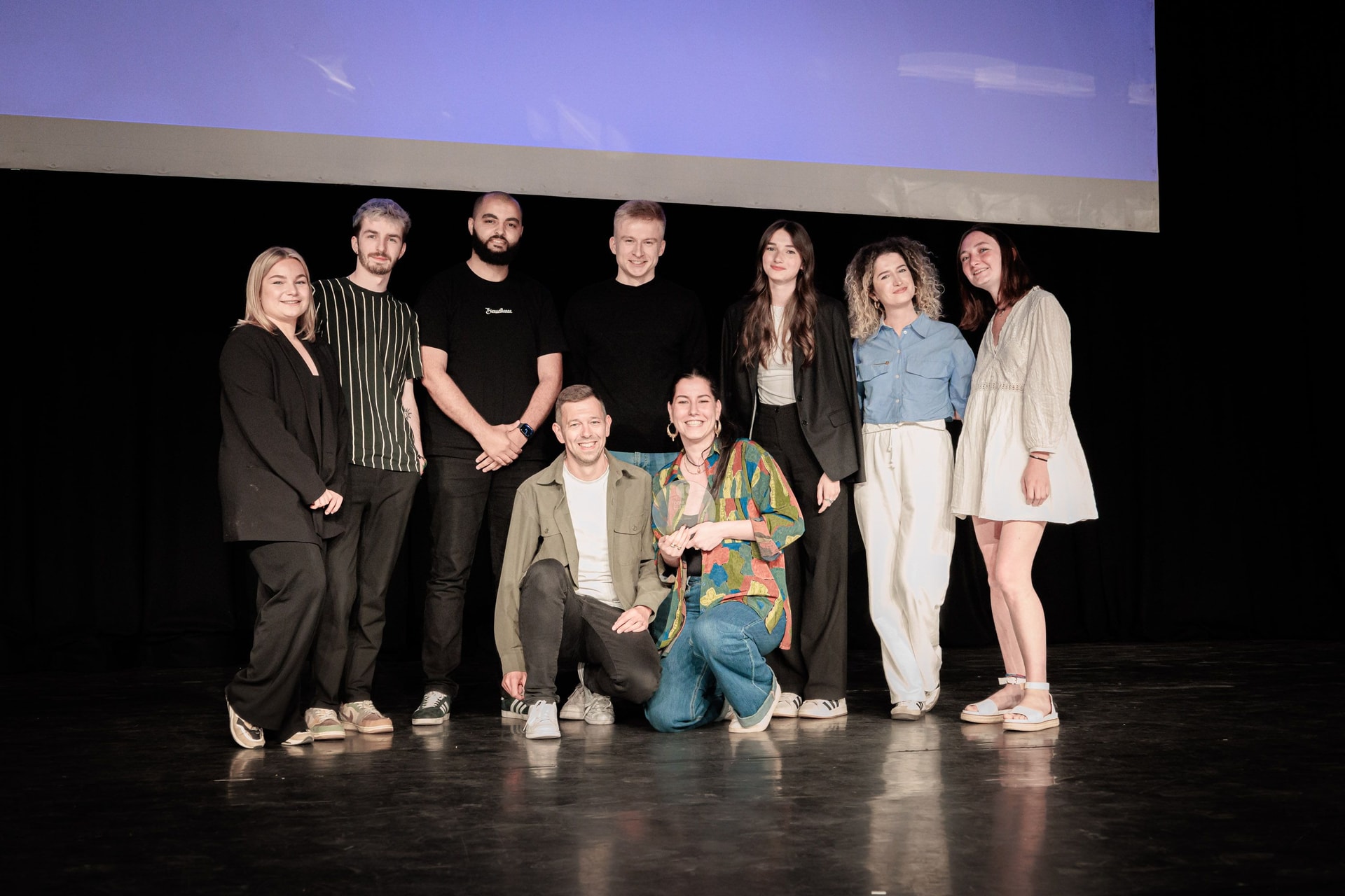 groupe d'étudiants sur scène lors de la 4e édition de Com for Change, anciennement Com for Climate