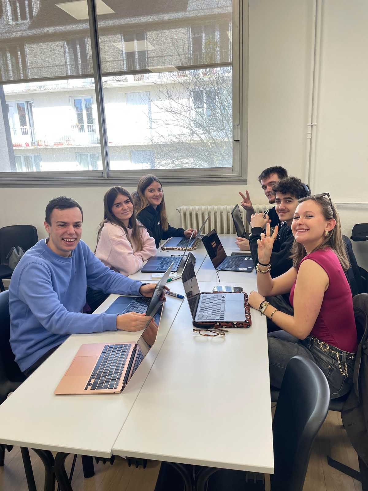 Groupe d'étudiants qui travaillent