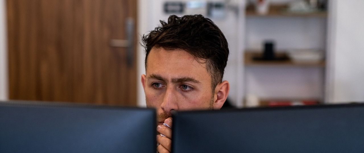 jeune directeur commercial derrière son écran