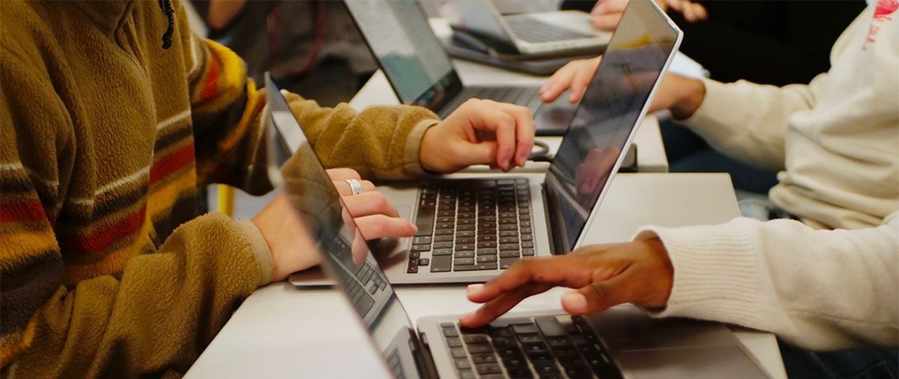 Gros plan sur 2 ordinateurs d'étudiants