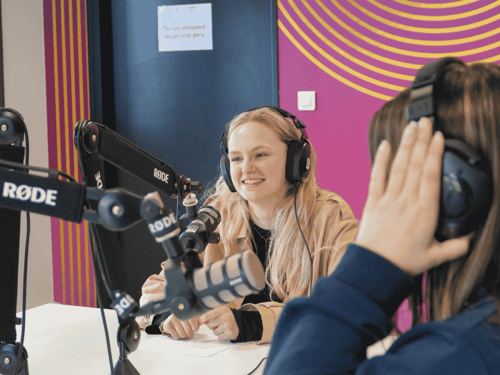 Étudiants en communication de l'ESP en tournage podcast sur le campus