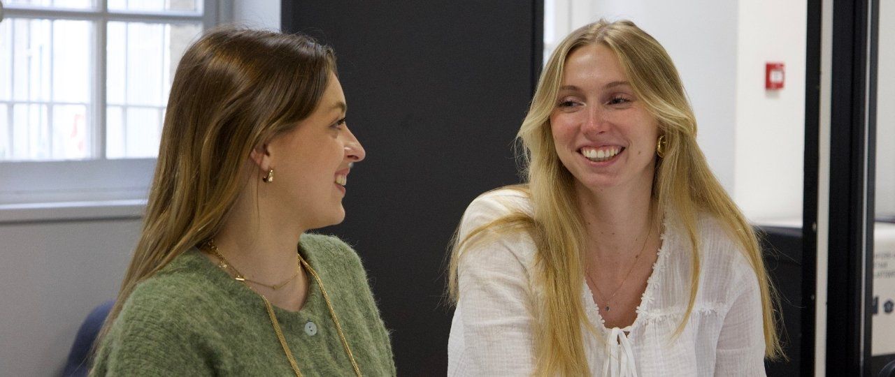 2 étudiantes de l'ESP en train de rire