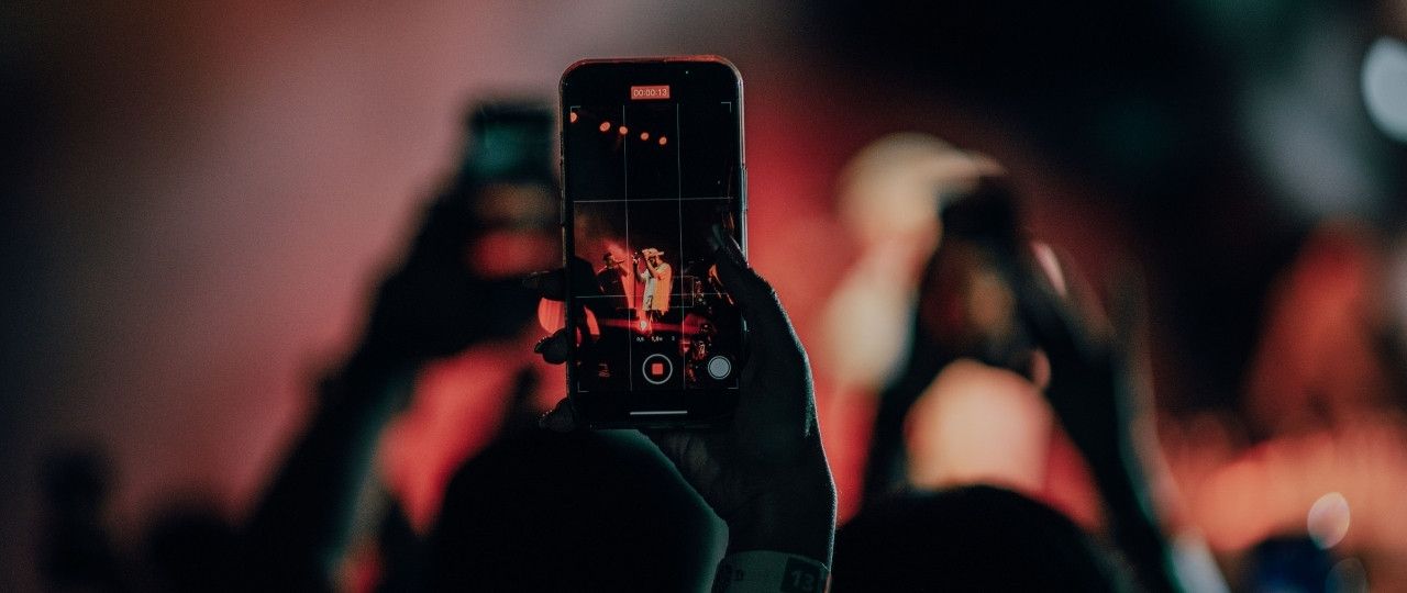 Smartphone en train de filmer lors d'un festival