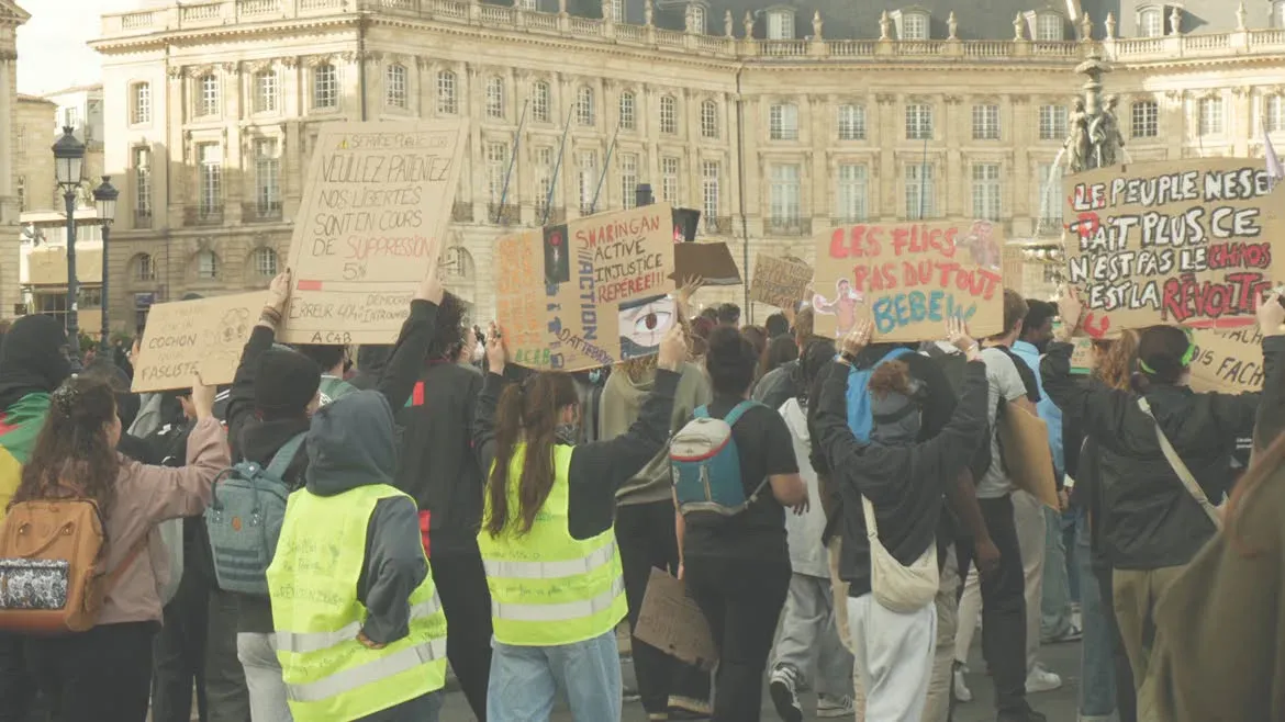 Les jeunes manifestent avec leurs pancartes