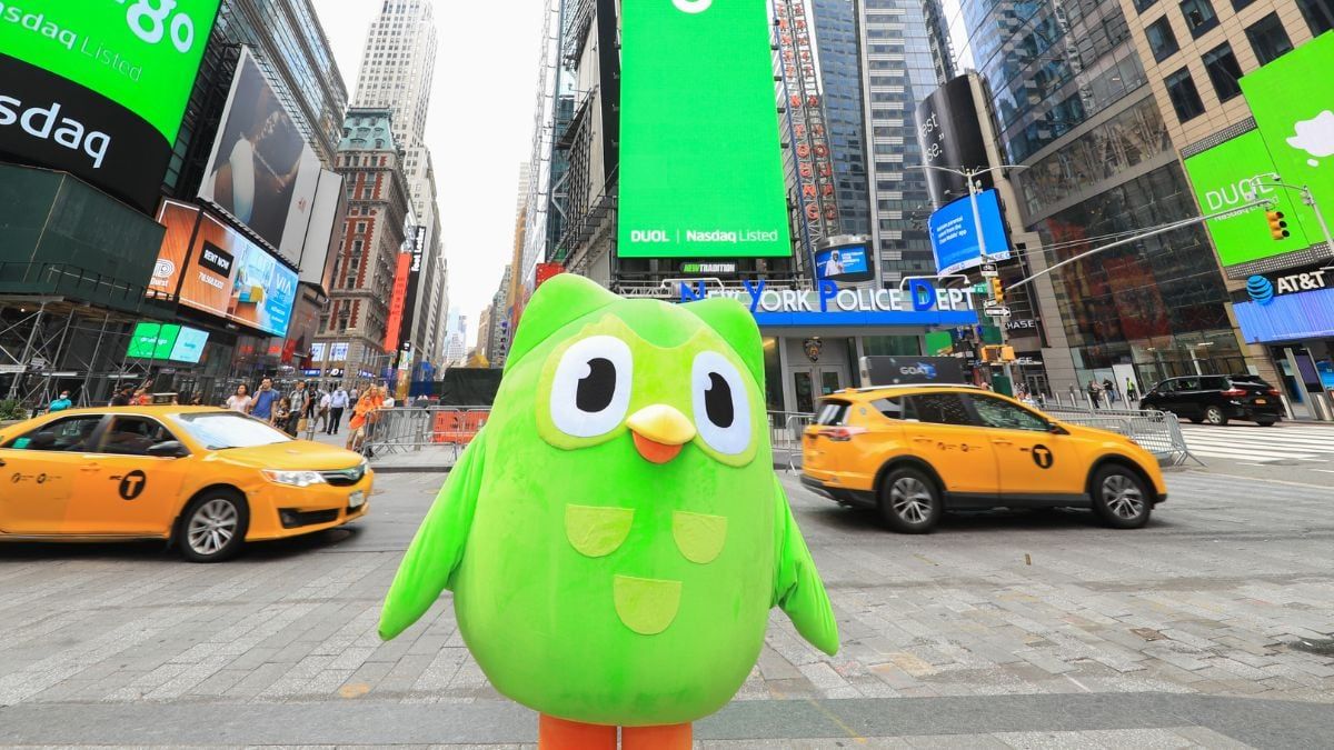 Mascotte de l'application Duolingo dans une grande métropole