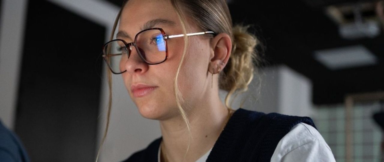 Étudiante en train de regarder son ordinateur