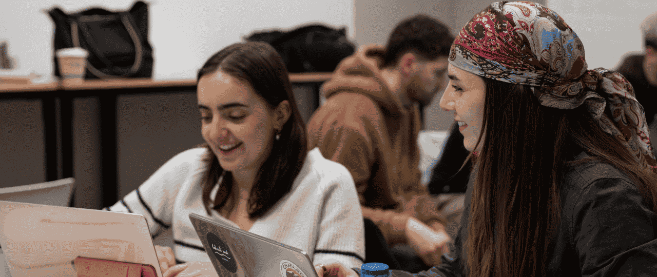 Deux étudiantes en salle de classe