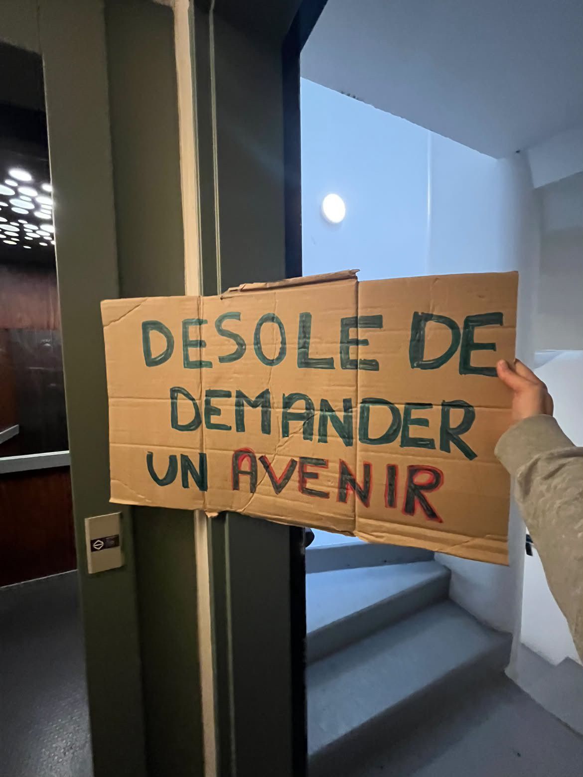 Une pancarte "Désolé de demander un avenir"
