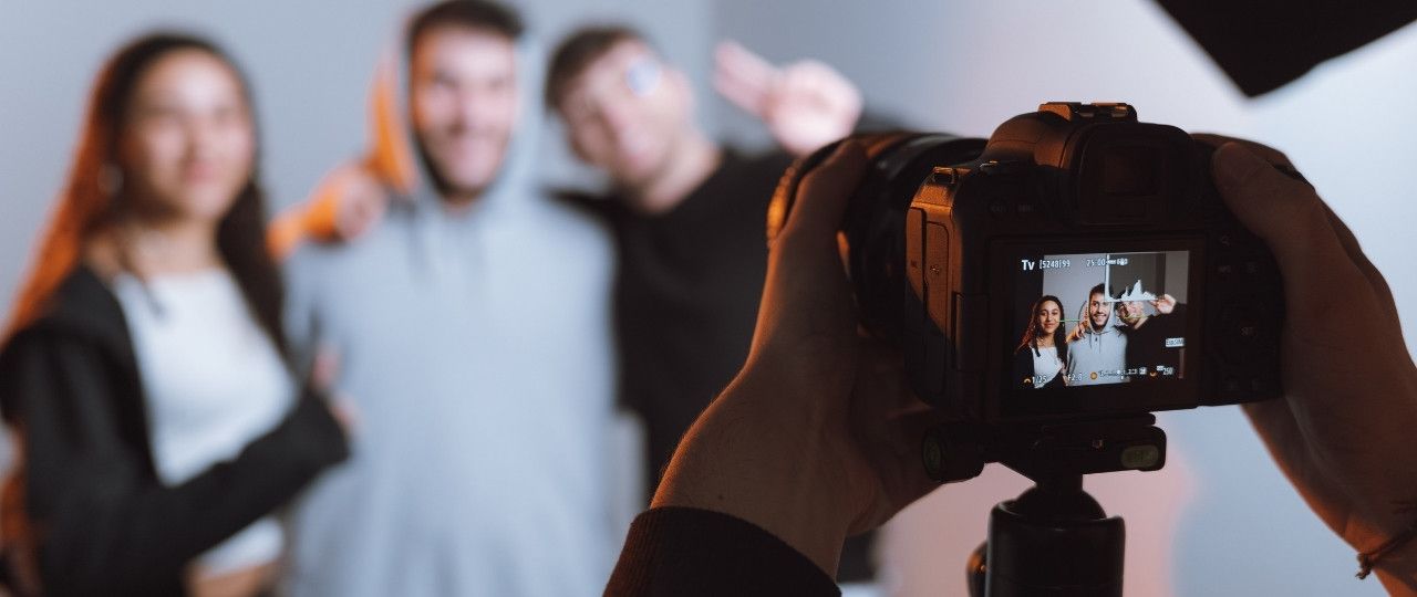 Appareil photo professionnel en train de photographier 3 étudiants au studio photo de l'ESP
