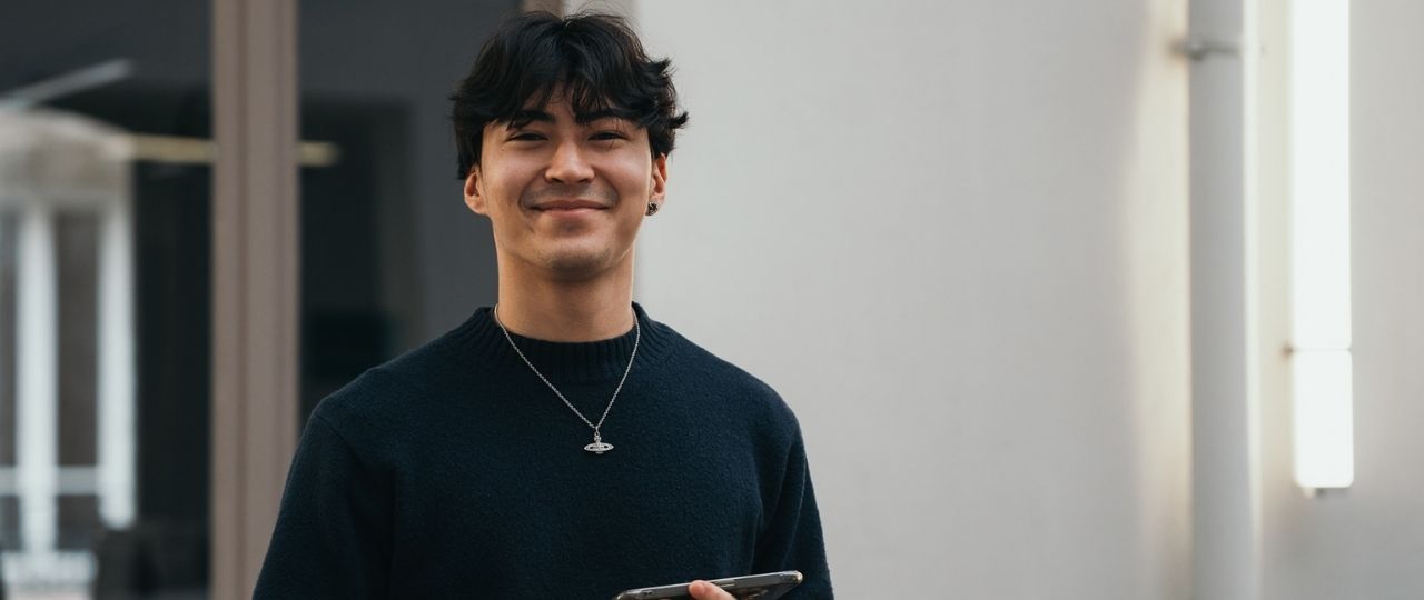 jeune étudiant souriant à la caméra