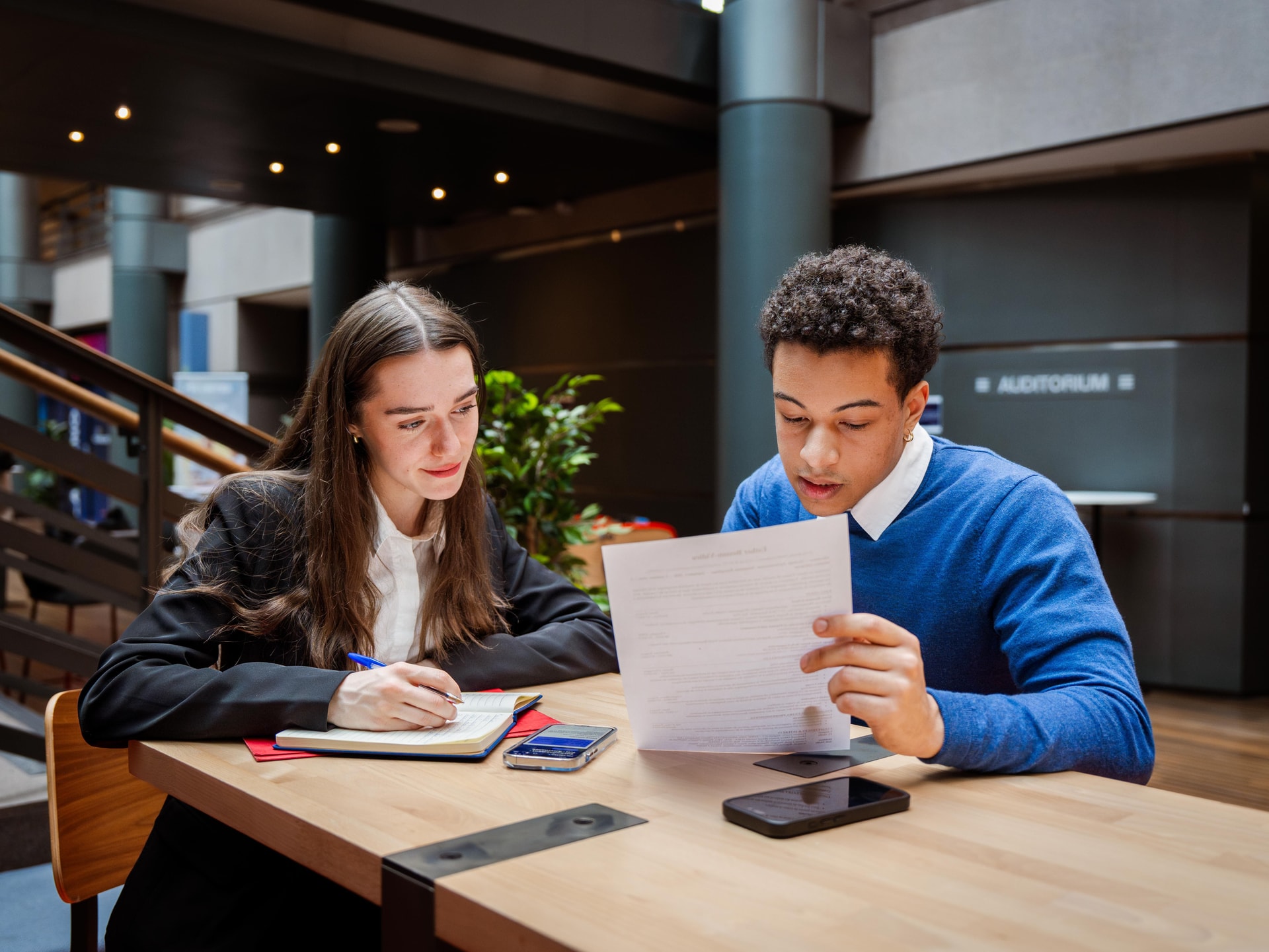 étudiants qui travaillent pour trouver un stage, une alternance ou un CDI