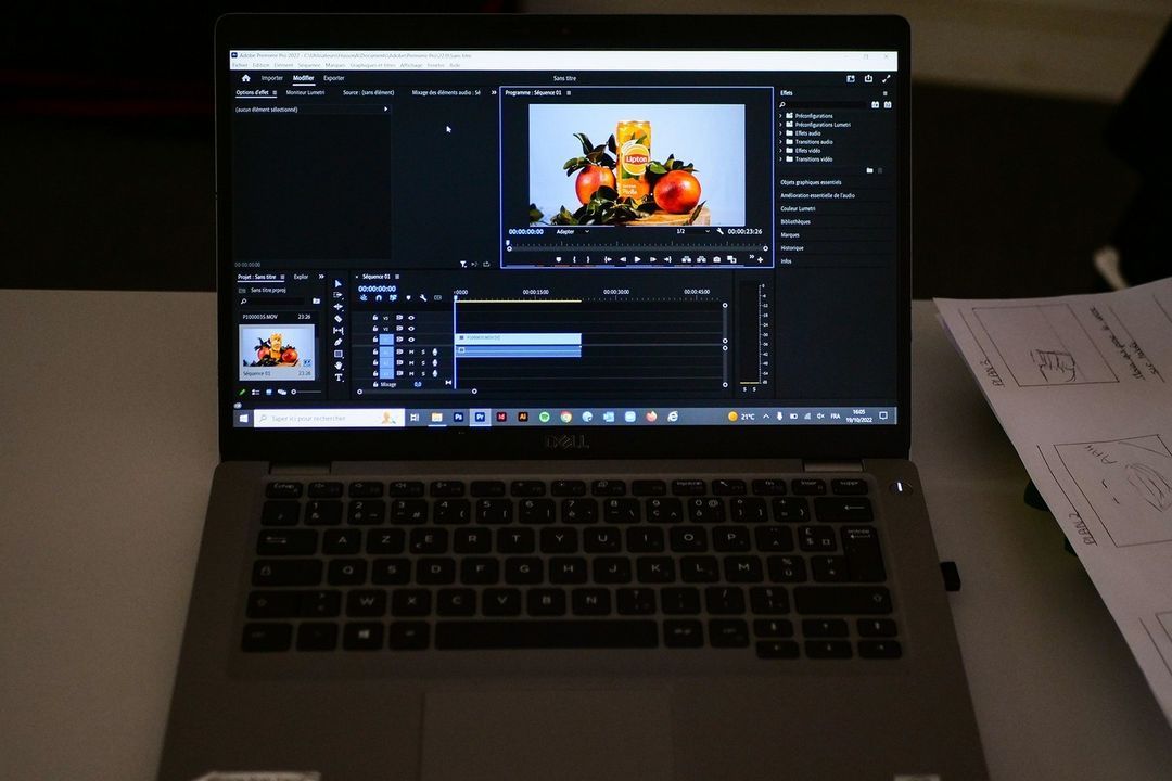 Etudiants qui travaillent sur le Suite Adobe
