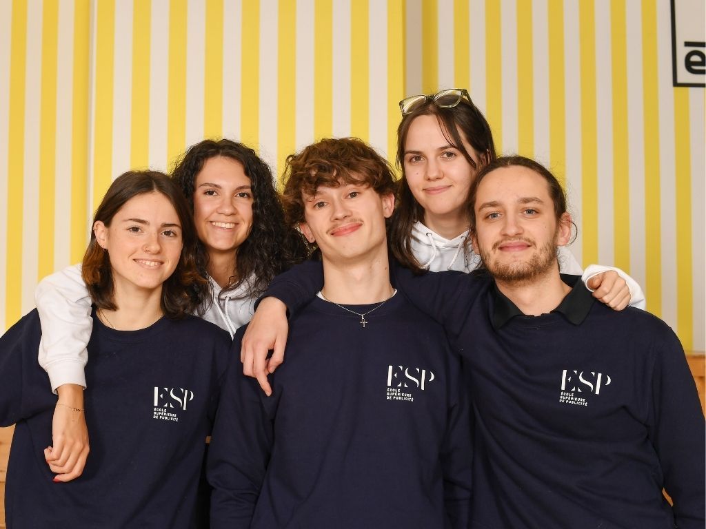 Des étudiants lyonnais heureux d'être dans leurs campus.
